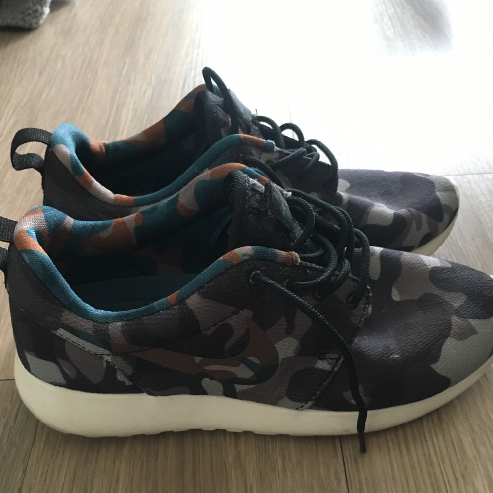 Nike Roshe Run Sneakers